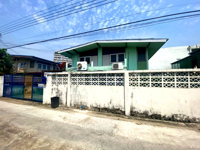 บ้านเดี่ยว ม.เกษตรศาสตร์ : ขายบ้านพร้อมที่ดิน ซอย วิภาวดี 44 ด้านหน้าใกล้รถไฟฟ้าสถานีวัดเสมียนนารี ด้านหลังใกล้สถานีรถไฟฟ้า ม.เกษตรศาสตร์