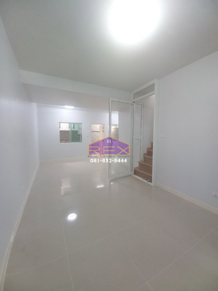 รูป ขายทาวน์เฮ้าส์บ้านพฤกษา82 รีโนเวทใหม่ ติดถนนเมน 16 เมตร - รูปที่ 1/12