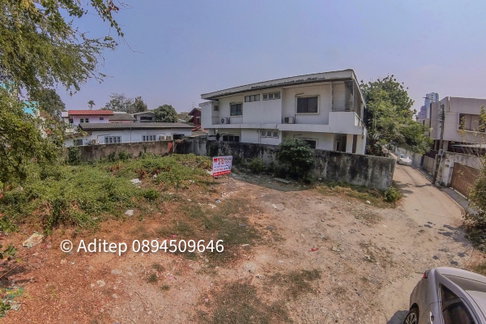 Land for sale, Ratchada 32, Soi 7-1, size 101 sq m., good location, only 750 m. from Ratchada Road, near 2 MRT lines, suitable for building a house.