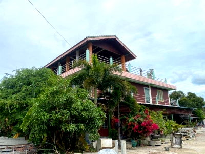 Land for sale : For Sale: Land with Buildings, Ban Pong, Ratchaburi   4 Rai 1 Ngan 56 Sq. Wah Prime Location: Adjacent to a mountain and main road .
