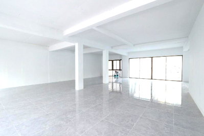 Office for rent Srinakharinwirot University Prasanmit Campus : Shophouse for rent in Witthayu Road, behind Rolex watch center  