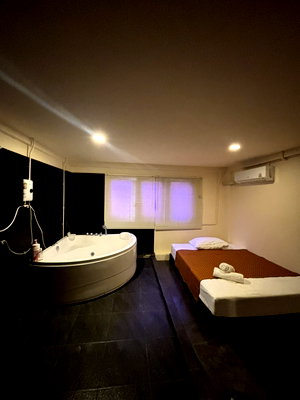 เช่าอาคารพาณิชย์ ถนนพระราม 9 : ให้เช่า/เซ้ง ร้าน นวด VIP แต่งครบ ใหม่  2 ห้องติดกัน พื้นที่ใช้สอย 5 ชั้น 700 ตรม. ทำเลทอง หลังฟอร์จูนทาวน์ ใกล้สถานฑูตจีน