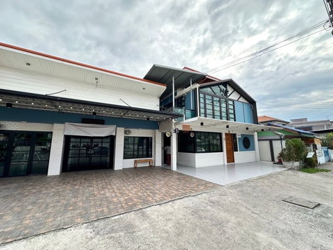 ขายบ้านเดี่ยวพร้อมกิจการร้านอาหาร แหล่งชุมชน อ่าวอุดม ศรีราชา ชลบุรี  