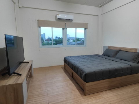 500 m from Tha Phra MRT station, south-facing house, breezy, shophouse for sale, home office, Soi Charansanitwong 4