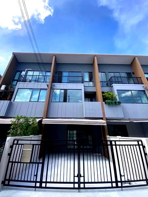 Townhouses for rent : House for rent Baan Klang Muang Sukhumvit-On Nut, ready to move in. If interested, contact Line @goodmanpro or call 0999029192.