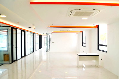 Office for rent : LTH12015 – Office for rent at Sukhumvit 36 Size 320 Sqm. 1 room 1 bath Near BTS Thonglor Station ONLY 128K/Month