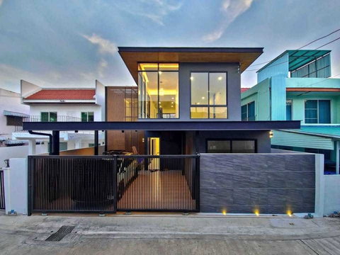 LTHC12036 – Single House FOR SALE in Private Luxury Pool Villa Size 42 sqw. 250 sqm. 3 beds 4 baths Near BTS Bang Chak Station ONLY 18.9 MB