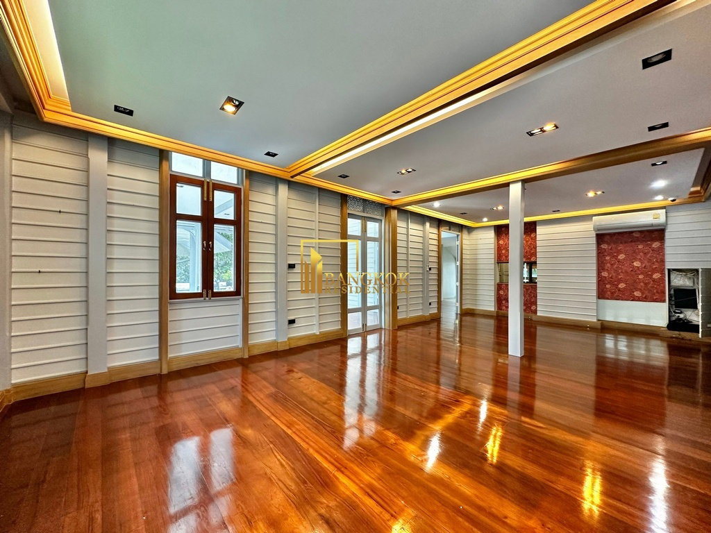 รูป  Charming 3 Bedroom House with Private Pool For Rent in Sathorn - BR28173SH - รูปที่ 3/44
