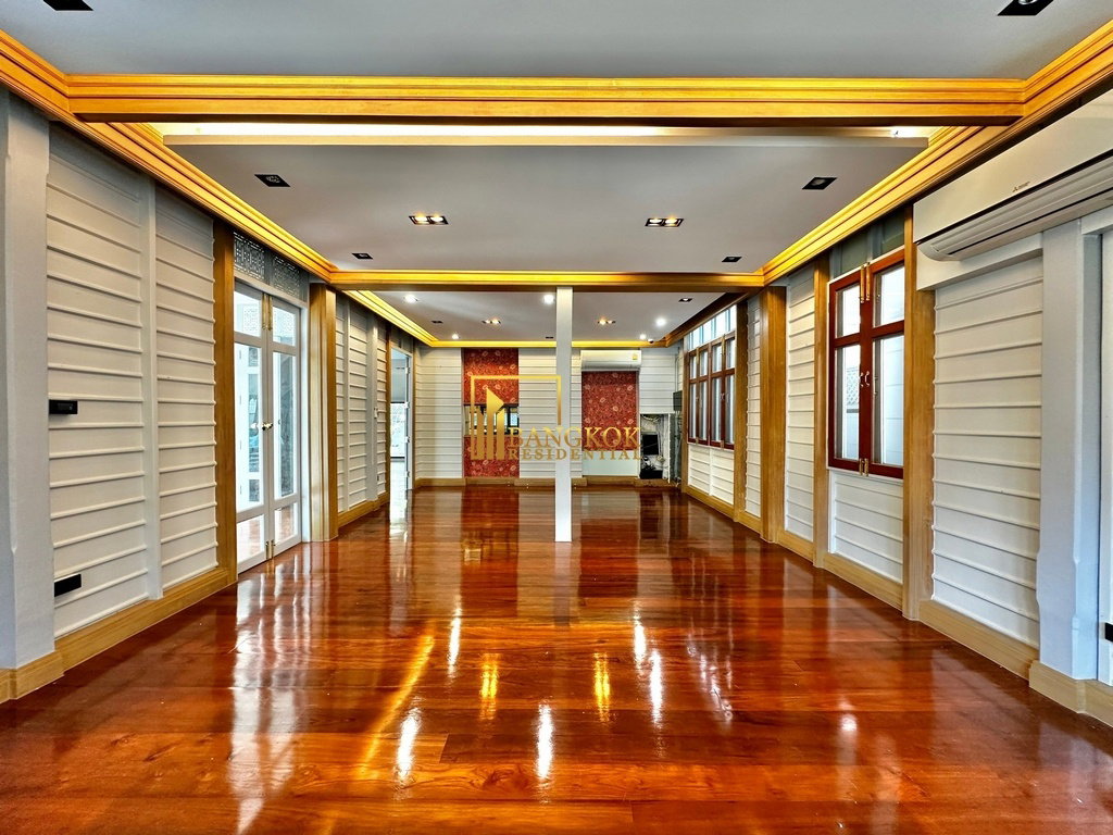 รูป  Charming 3 Bedroom House with Private Pool For Rent in Sathorn - BR28173SH - รูปที่ 2/44