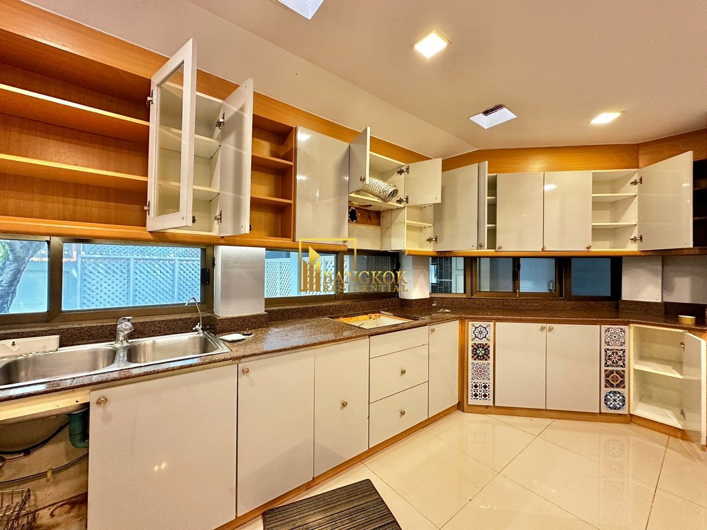 รูป  Charming 3 Bedroom House with Private Pool For Rent in Sathorn - BR28173SH - รูปที่ 11/44