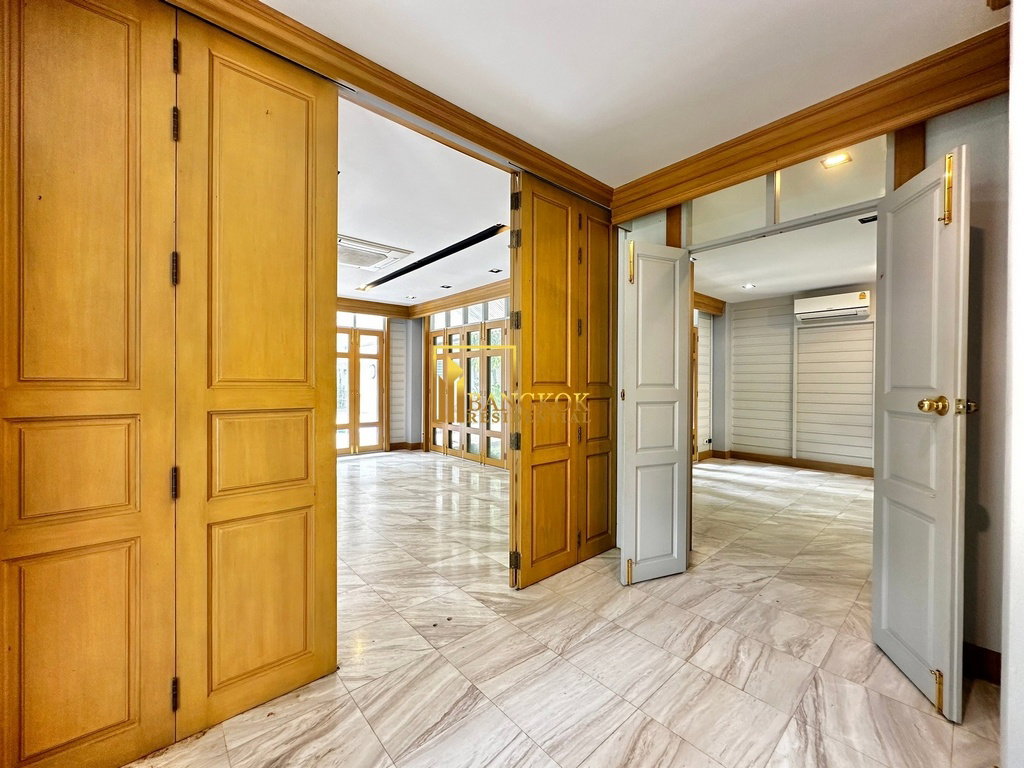 รูป  Charming 3 Bedroom House with Private Pool For Rent in Sathorn - BR28173SH - รูปที่ 13/44