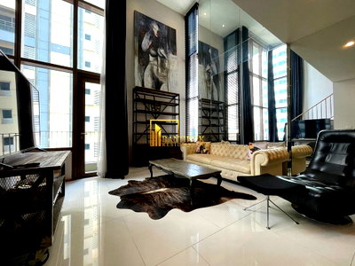 คอนโดให้เช่า : Emporio Place - Stylish 1 Bedroom Duplex Condo in Phrom Phong - BR5428CD