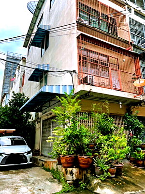 Shophouses for sale Bangkok : For sale: 4-story townhouse in a prime location in the heart of Sukhumvit-Rama 4, ideal for residential use or business purposes.