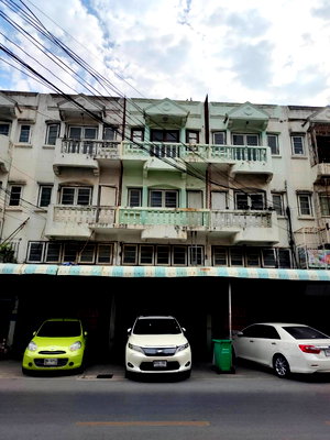 Shophouses for sale Bangkok : Urgent sale of commercial building behind Business Administration University, Soi Ngamwongwan 47, Soi 39. Good price.