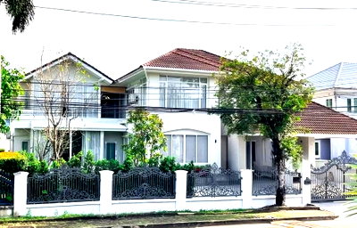 ขายบ้านเดี่ยว : บ้านเดี่ยว แต่งหรู หมู่บ้าน ลัดดารมย์ ปิ่นเกล้า-กาญจนาภิเษก รีโนเวท ทาสีใหม่ทั้งหลัง ตัวบ้านตั้งอยู่ใกล้สระว่ายน้ำ เพียงเดินไม่กี่ก้าว