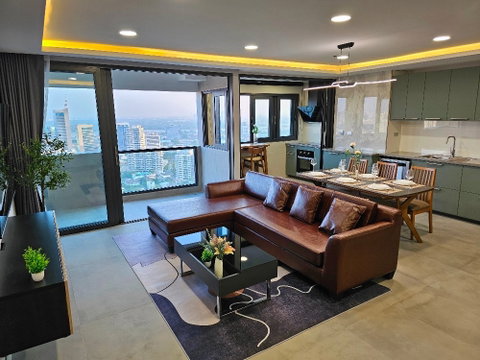 LTH12085 – Waterford Diamond Sukhumvit 30/1 FOR SALE Size 146.5 sqm. 3 beds 3 baths Near BTS Phrom Phong Station ONLY 25 MB
