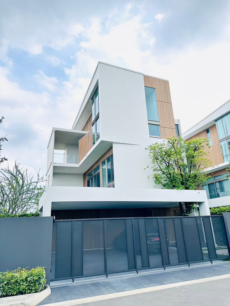 ขายบ้านเดี่ยว : VIVE RAMA 9 บนถนนกรุงเทพกรีฑา   บ้านเดี่ยว 3 ชั้น ดีไซน์ใหม่สไตล์ Modern Japanese