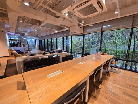 Premium office space for rent in the city center at Suthi Tower on Phetchaburi Road. Fully equipped with comprehensive office services and facilities.