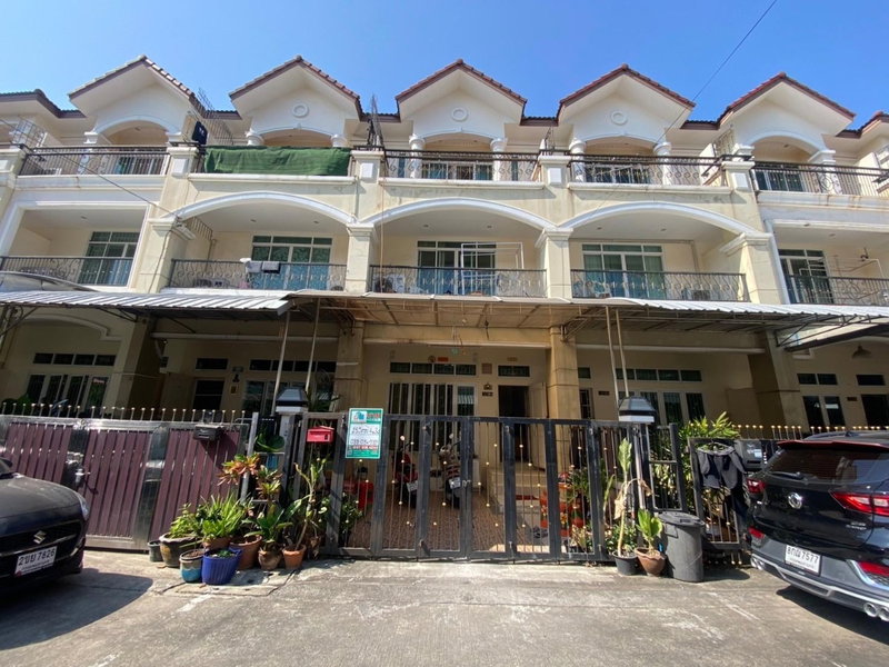 Houses for sale : For sale: 3-story townhouse at Sirin Home Village, Lat Phrao 101, Soi 42. The house is in a great location and is priced well.