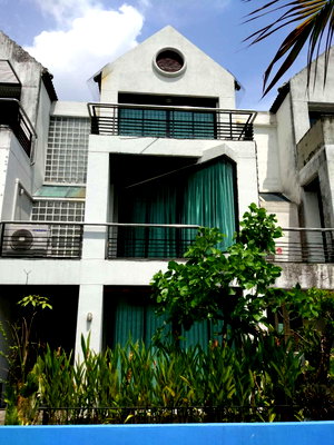 Home office for rent : Townhome suit for family as well as  can be utilized as an office. Conveniently located in Soi Ladprao41, only 600 m from Monorail Pawana station.