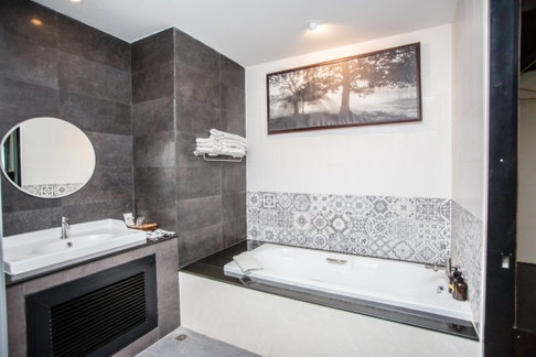 Hotel for rent, Resort style, Fully furnished, 10 private rooms + 15 villas, near famous tourist attractions in Chiang Mai. RW004420 