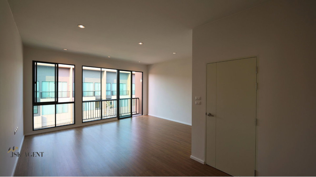 รูป ขายด่วน ทาวน์โฮมหรู 3 ชั้น ! 🏡🌟  บ้านใหม่ยังไม่เคยเข้าอยู่  หมู่บ้าน บ้านกลางเมือง บางนา-วงแหวน - รูปที่ 9/25