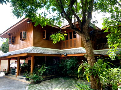 ขายบ้านเดี่ยว : ขายบ้านไม้สักทองหลังใหญ่ 9 ห้องนอน ในโครงการ World Club Land เดินทางเข้าเมืองสะดวก ใกล้โรงเรียนนานาชาติ-SW002056