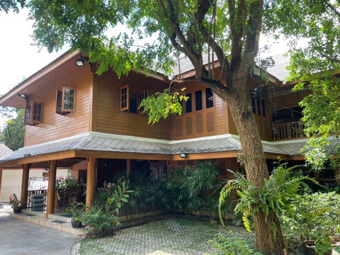 For Sale: Large Golden Teakwood House with 9 Bedrooms in the World Club Land Project, Convenient City Access, Close to International Schools-SW002056