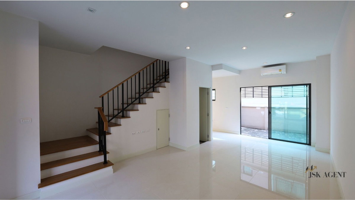 รูป ขายด่วน ทาวน์โฮมหรู 3 ชั้น ! 🏡🌟  บ้านใหม่ยังไม่เคยเข้าอยู่  หมู่บ้าน บ้านกลางเมือง บางนา-วงแหวน - รูปที่ 4/25