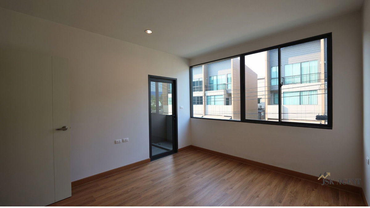 รูป ขายด่วน ทาวน์โฮมหรู 3 ชั้น ! 🏡🌟  บ้านใหม่ยังไม่เคยเข้าอยู่  หมู่บ้าน บ้านกลางเมือง บางนา-วงแหวน - รูปที่ 12/25