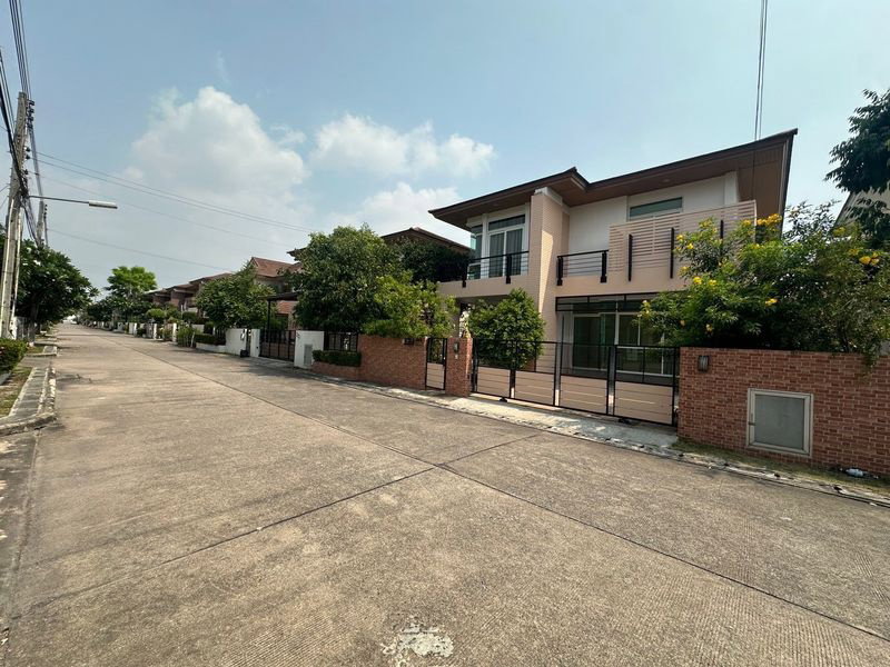 ขายบ้านเดี่ยว : ขายบ้านเดี่ยวมือสอง หลังใหญ่ โครงการ เดอะบูเลอวาร์ด ศรีราชา ชลบุรี 