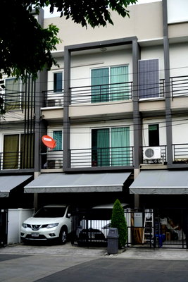 เช่าทาวน์โฮม ม.เกษมบัณฑิต พัฒนาการ : บ้านให้เช่า Baan Klang Muang Sukhumvit 77 พร้อมเข้าอยู่สนใจติดต่อ Line @goodmanpro หรือ โทร 0999029192