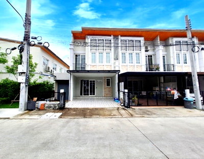 ขายทาวน์โฮม : ขายด่วน ทาวน์โฮม หลังมุม หมู่บ้านโกลเด้นทาวน์ วงศ์สว่าง-แคราย