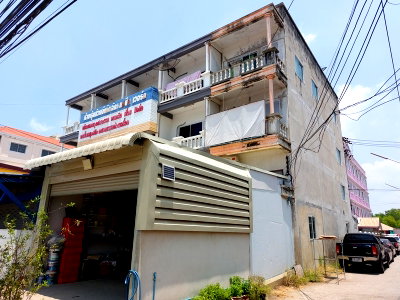 Shophouses for sale Bang Pa-In Industrial Estate  : Great investment location!! For sale: 3.5-story corner commercial building, located on Udomsorayuth Road, near Bang Pa-In Industrial Estate.