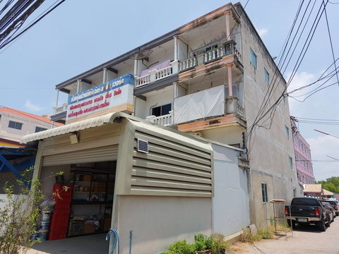 Great investment location!! For sale: 3.5-story corner commercial building, located on Udomsorayuth Road, near Bang Pa-In Industrial Estate.