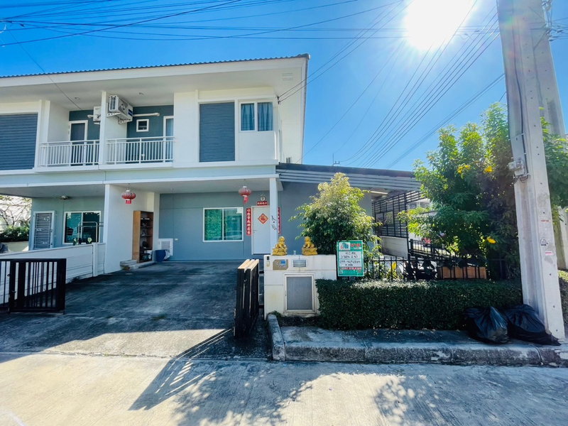 Twin houses for sale : For sale: 2-story twin house with 3 bedrooms, 2 bathrooms, and a land area of 41.2 sq.w. at the corner behind The Plant On Nut-Motorway.
