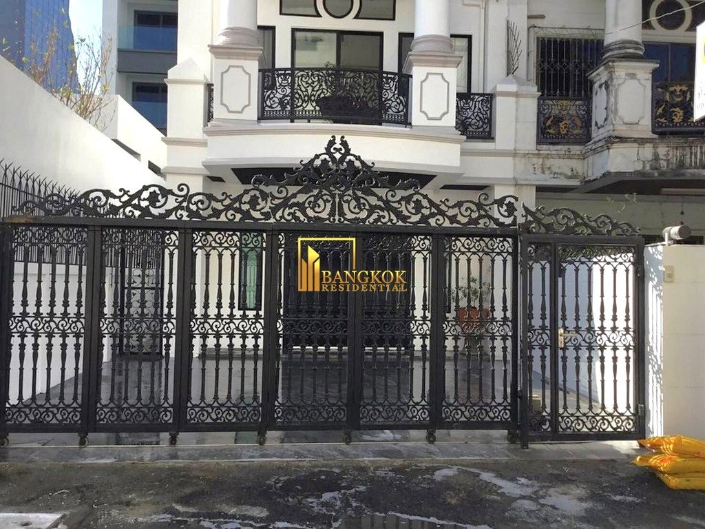 รูป Beautiful 3 Bedroom Townhouse in Asoke Area - BR8845TH  - รูปที่ 1/18