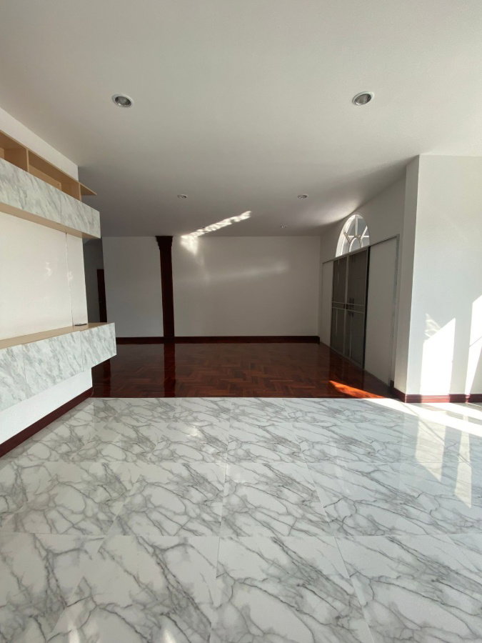 รูป หมู่บ้านเสรี ให้เช่า 50,000 บาท หลังใหญ่ หลังมุม ที่จอดรถเพียบ - รูปที่ 8/9