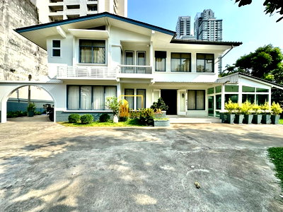 เช่าบ้านเดี่ยว ถนนเพชรบุรี กรุงเทพฯ : Spacious 3 Bedroom House With Large Private Garden in Phrom Phong - BR7969SH