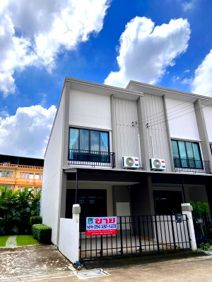 Townhouses for sale : New 2-storey townhome for sale, Cher Waen-Sathorn, next to Bang Khae District Office, with kitchen and air conditioners, special price
