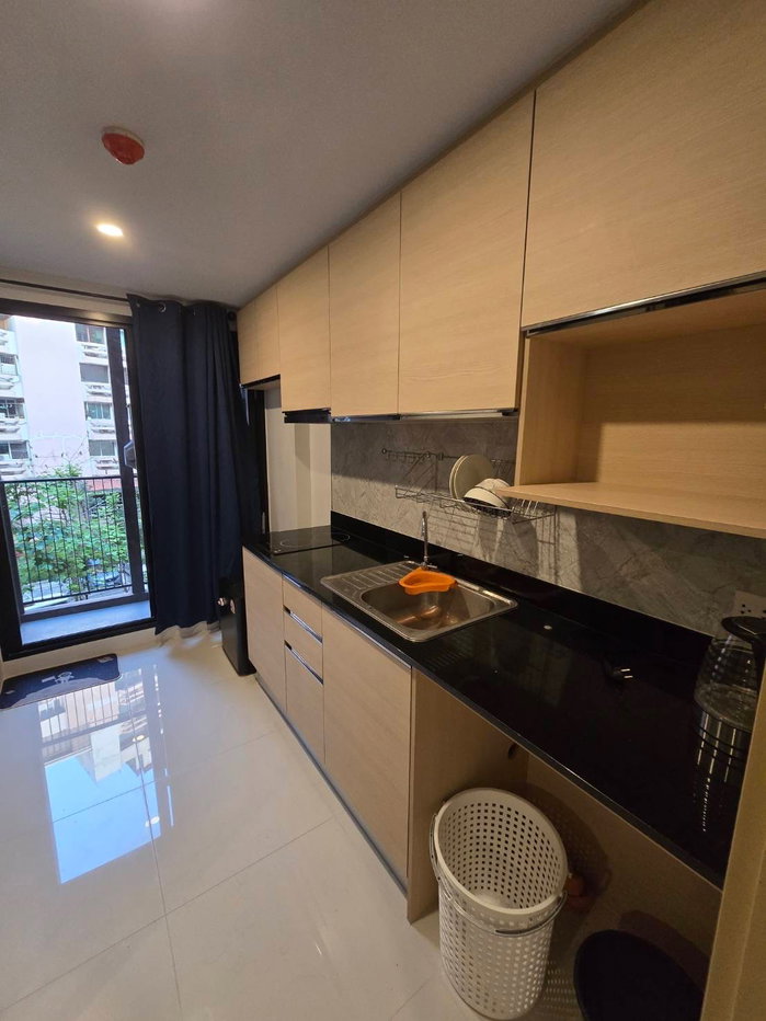picture Big room separated kitchen, low rise, not crowded - 6/7