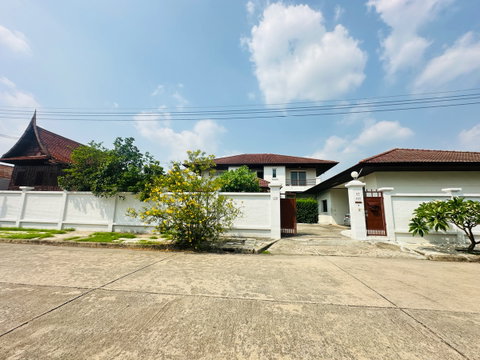 ขายต่ำกว่าประเมิน บ้านเดี่ยว หลังใหญ่  หลังบ้านติดริมน้ำ เนื้อที่ 324 ตรว. โครงการเมืองเอก  ซอยเอกรัตน์ 6 ตำบลหลัก อำเภอเมืองปทุมธานี