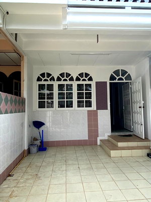 Townhouses for sale MRT Lat Phrao 101  : Townhouse for sale, Lat Phrao 101, newly renovated, only 150 meters from the BTS!!
