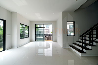 บ้านเดี่ยว ถนนกรุงเทพ-ชลบุรี มอเตอร์เวย์ : Grand Britania Krungthepkreetha 4 bedrooms, for sale