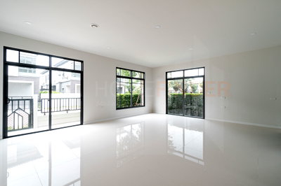 บ้านเดี่ยว ถนนกรุงเทพ-ชลบุรี มอเตอร์เวย์ : Grand Britania Krungthepkreetha 4 bedrooms, for sale