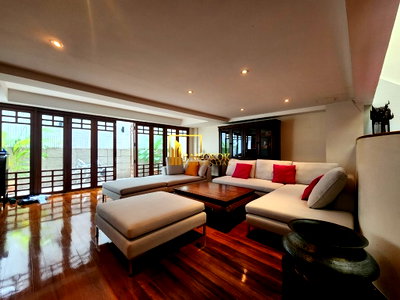 เช่าทาวน์โฮม วัน แบงค็อก   : Luxurious 4 Bedroom Townhouse For Rent in Quiet Phrom Phong Area - BR8756TH