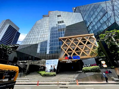 Office for rent Srinakharinwirot University Prasanmit Campus : Office for rent with modern coworking space, Blue Chips Thonglor Building. Inside is a modern lobby that opens up to a contemporary office space.
