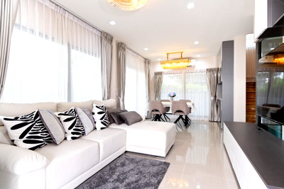 บ้านเดี่ยวให้เช่า : [เช่า] ให้เช่าบ้านหรูหลังมุม โครงการ Venue พระราม 9 วิวสระว่ายน้ำ เดินถึงคลับเฮ้าส์!