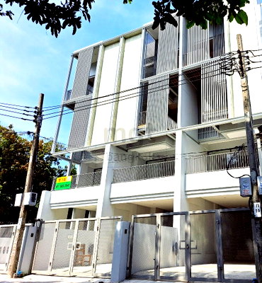 ทาวน์โฮม ม.เกษมบัณฑิต พัฒนาการ : ขายทาวน์โฮม 4 ชั้น 7 ระดับ รีโนเวทใหม่! ทำเลพระราม9 - รามคำแหง  ขนาดเท่าบ้านใหญ่ เหมาะทั้งอยู่อาศัยและทำโฮมออฟฟิศ พร้อมเข้าอยู่ได้เลย! ติดตั้งลิฟท์ได้