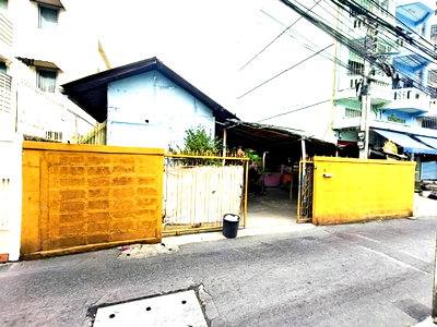 Land for sale Wongwian Yai : Land for sale with house, area 93 square wah, Soi Taksin 18, Thonburi District, near The Mall Tha Phra